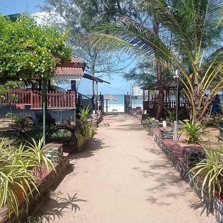 Silver Beach Hotel Trincomalee Eksteriør billede