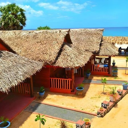Silver Beach Hotel Trincomalee Eksteriør billede