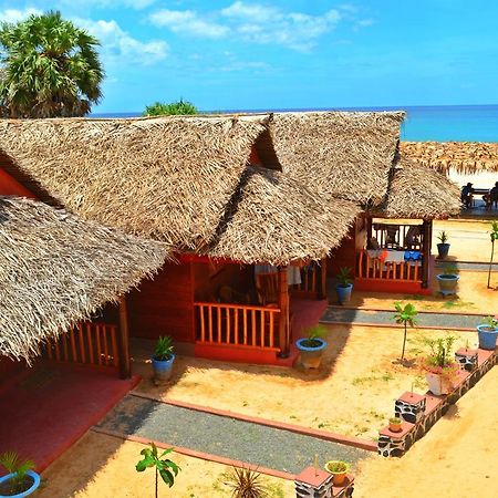 Silver Beach Hotel Trincomalee Eksteriør billede