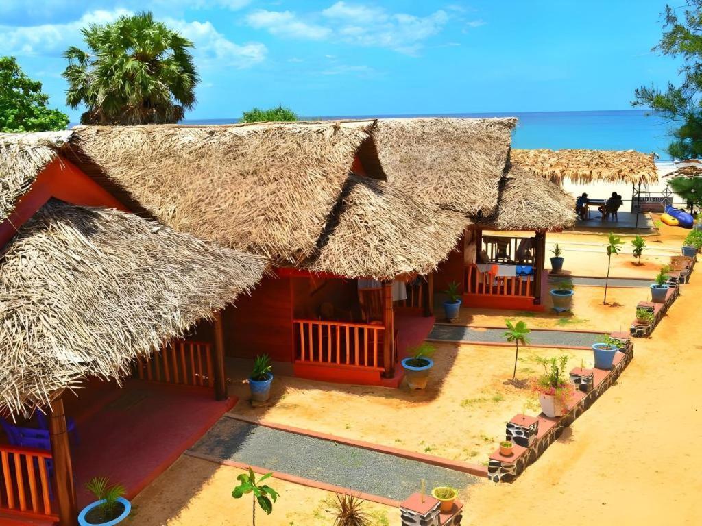 Silver Beach Hotel Trincomalee Eksteriør billede