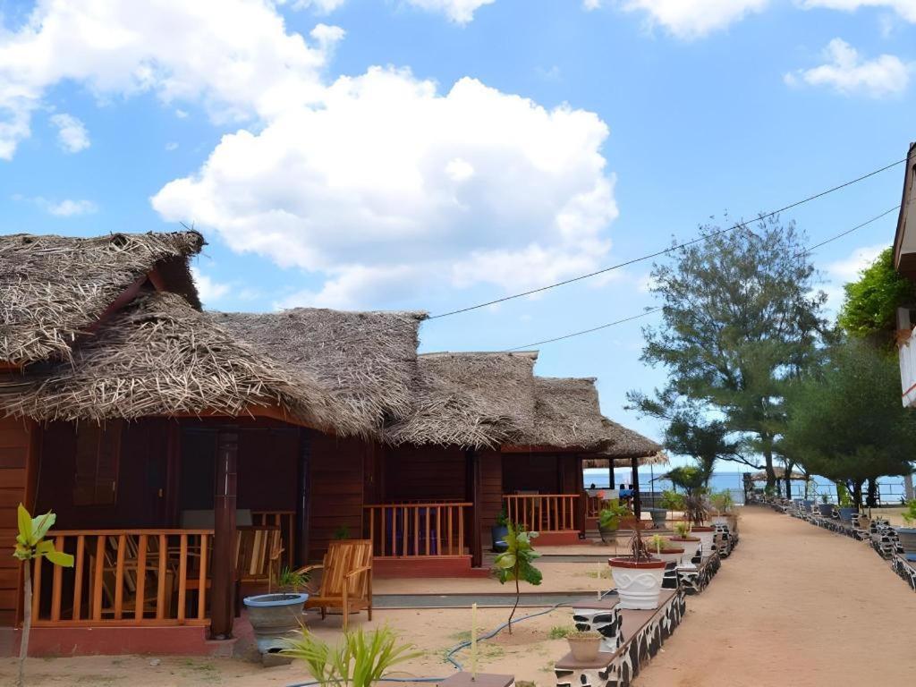 Silver Beach Hotel Trincomalee Eksteriør billede