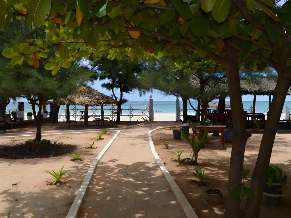Silver Beach Hotel Trincomalee Eksteriør billede