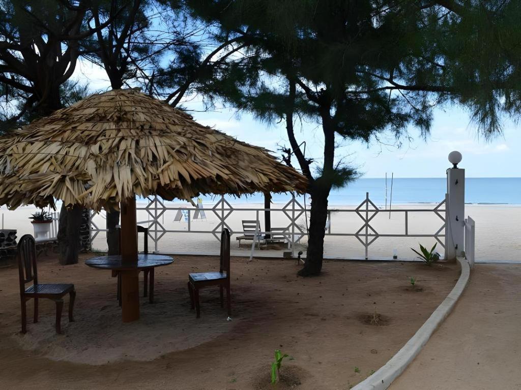 Silver Beach Hotel Trincomalee Eksteriør billede