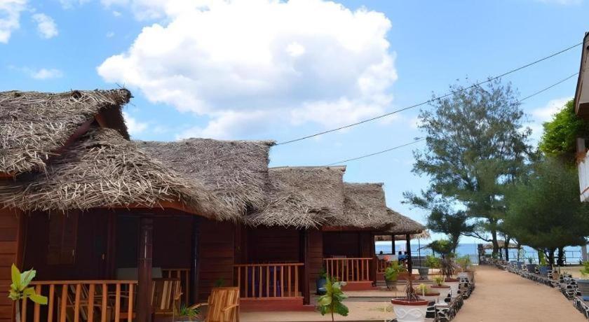 Silver Beach Hotel Trincomalee Eksteriør billede