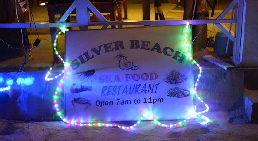 Silver Beach Hotel Trincomalee Eksteriør billede